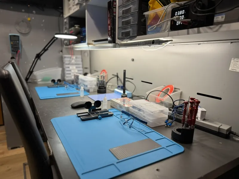 Pièces détachées et outillage rangés sur l'établi de l'atelier à Mantes-la-Jolie