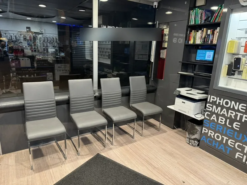 Espace d'accueil et d'attente de la boutique Point Service Phone à Mantes-la-Jolie
