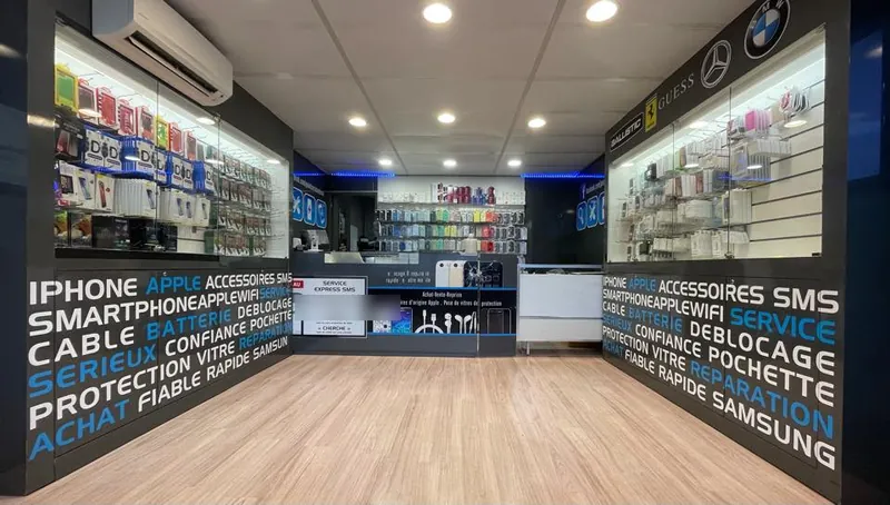 La boutique Point Service Phone vue d'ensemble, galerie du centre commercial Mantes 2 à Mantes-la-Jolie