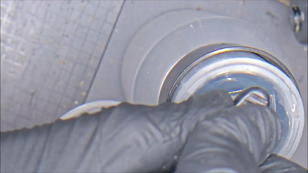 Vidéo : le Deep Clean d'un smartphone dans l'atelier Point Service Phone à Mantes-la-Jolie
