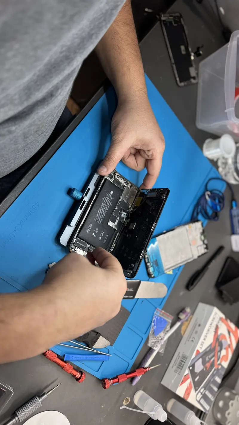 Remplacement de la batterie d'un iPhone dans l'atelier Point Service Phone à Mantes-la-Jolie
